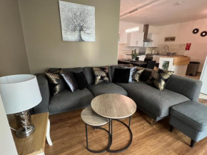 Nearby Glastonbury, Next to Street Town Centre - Ground Floor Large 3 BD With Parking, Sleeps Up to 6